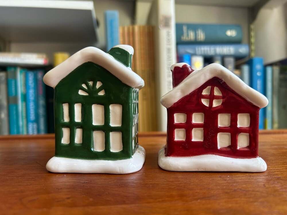 Christmas Winter Salt and Pepper Shakers Set Snowy House Shape Red Green - Picture 3 of 7